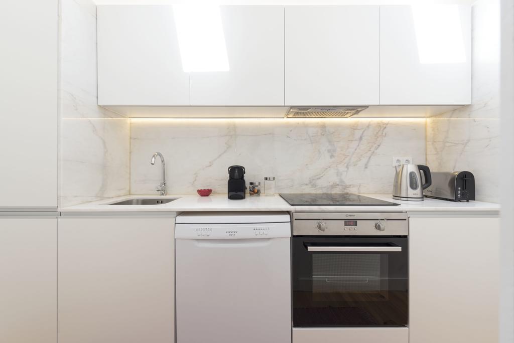 Lovelystay - Top Floor Balcony Apartment ポルト エクステリア 写真
